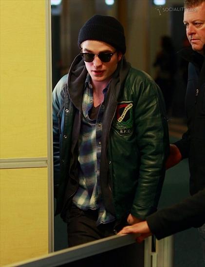 Airport - robert-pattinson-vancouver-airport-10-2009.jpg