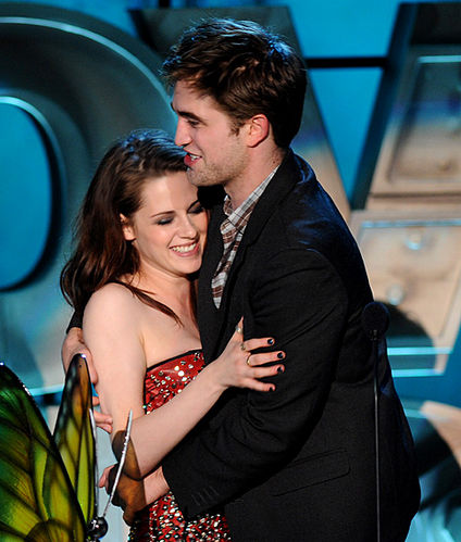 MTV Movie Awards 2011 - normal_Kristen_Stewart_Robert_Pattinson_BEST_KISS_01.jpg