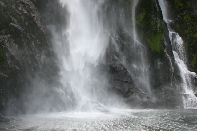 Nowa Zelandia - waterfall.jpg