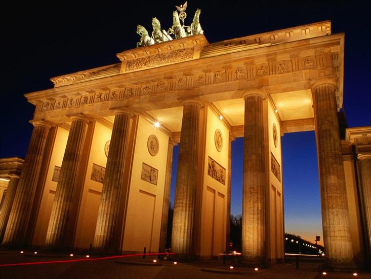 Niemcy - Brandenburg Gate at Dusk, Berlin, Germany.jpg