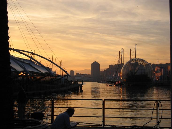 podróże - Genua, widok portu o zachodzie słońca.jpg
