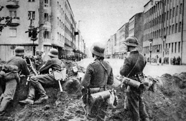  Czasy Wojenne - Żołnierze niemieccy przed Urzędem Miasta Gdyni.jpg