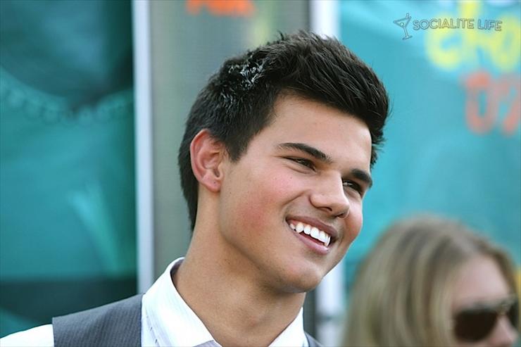 Taylor Lautner - gallery_enlarged-twilight-cast--mega-teen-choice-awards-2009-08102009-75.jpg