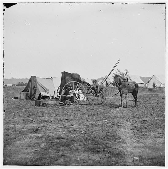 Obóz wojskowy - Cold Harbor, Va. Photographers wagon and tent.jpg