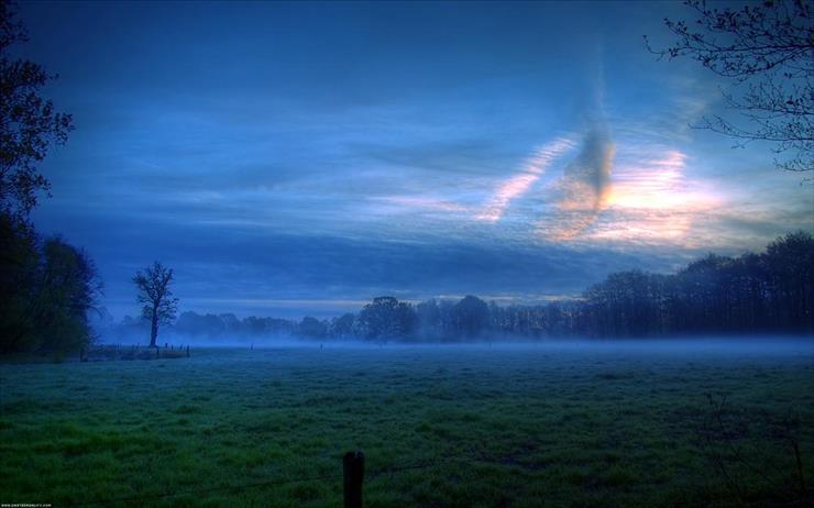 Tapety 1680x1050 - mgła nad polami 1920x1200.jpg