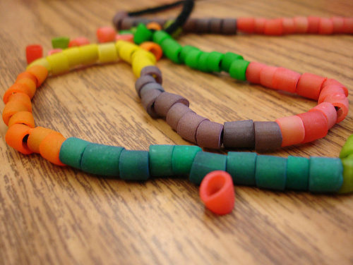 Ciekawe pomysły na prace plastyczne - macaroni-and-beaded-jewelry_7-craft-ideas-for-little-kids.jpg