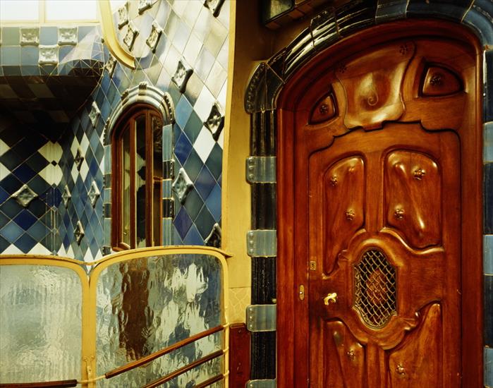 Gaudi - Kamieniczki w Barcelonie - b4510b0b40d1.jpg