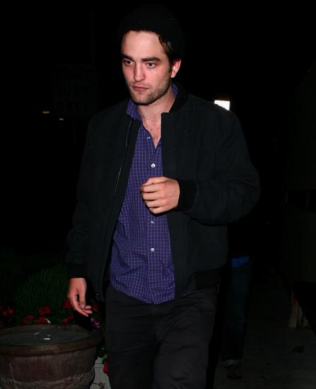 On the Street - Robert-Pattinson-4oct2010.jpg