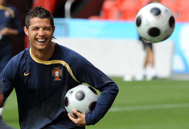 Cristiano Ronaldo - Cris łapie piłki.jpg