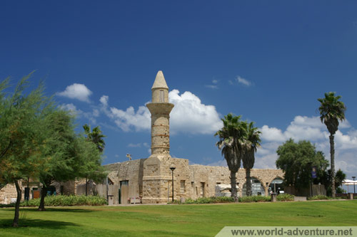 meczety - Izrael Mały meczet obok portu jest pozostałością po mał...ków w 1878 roku. Wioska została zniszczonej w 1945 roku.jpg