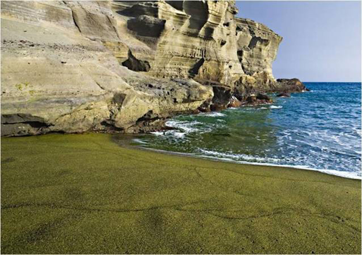 Plaże z kolorowym piaskiem - zielona plaza na Hawajach2.jpg
