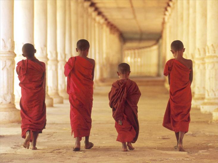 TAPETY ZNANE MIEJSCA ŚWIATA - Young Buddhist Monks Cambodia.jpg