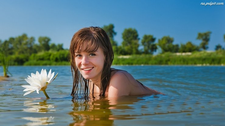 - PEOPLE - - wodna-kobieta-usmiech-jezioro-lilia.jpeg