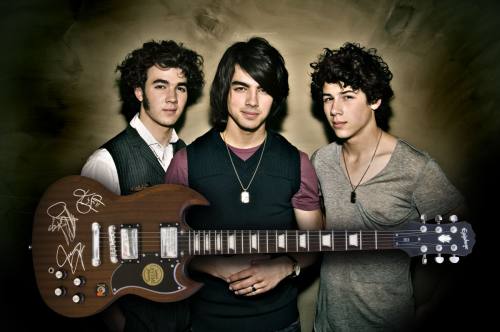 Jonas Brothers - Jonas20Brothers20with20guitar2000220medsm.jpg