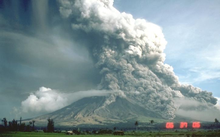 nabla WULKANYfilmy - Pyroclastic_flows_at_Mayon_Volcano.jpg