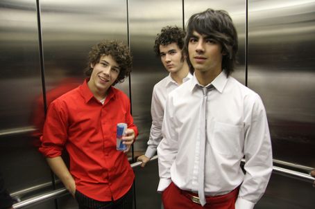 Jonas Brothers - 259174_large.jpg