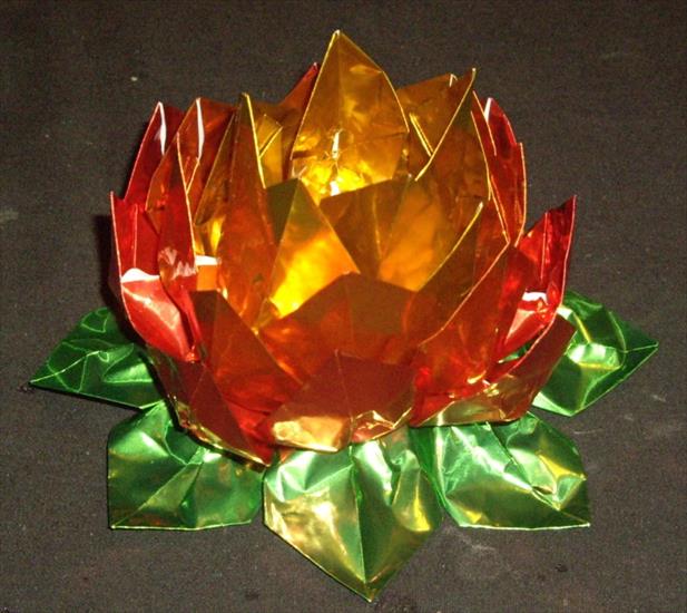 Origami modułowe - Red_Metallic_Lotus_by_ykansaki.jpg
