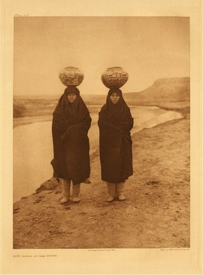 Edward S.Curtis-zdjęcia - Zuni Girls at The River.jpg