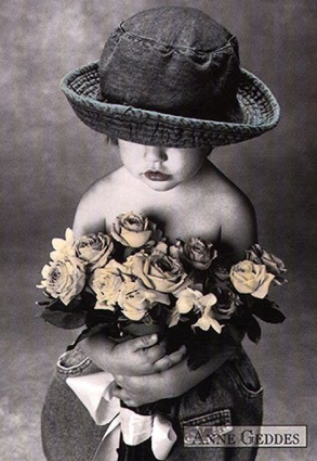 Anne Geddes - Geddes kapelusz i róże.jpg