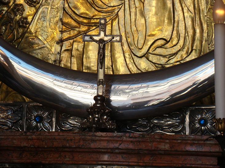Najświętsza Maryja Panna - Ostrobramska kaplica - przed Cudownym obrazem.jpg