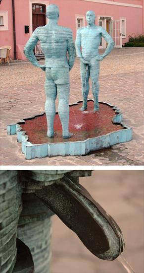 Kontrowersyjne rzeźby - Cerny David - Two Peeing Guys.jpg
