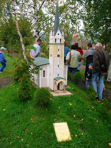 Wolv lubawka - 107-1.10.2006-Kowary-Park Miniatur-Kościół w Mysłakowicach.jpg