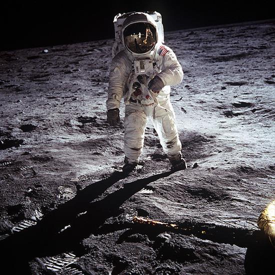 ZDJĘCIA_KTÓRE_OBIEGŁY_ŚWIAT - 600px-Aldrin_Apollo_11.jpg