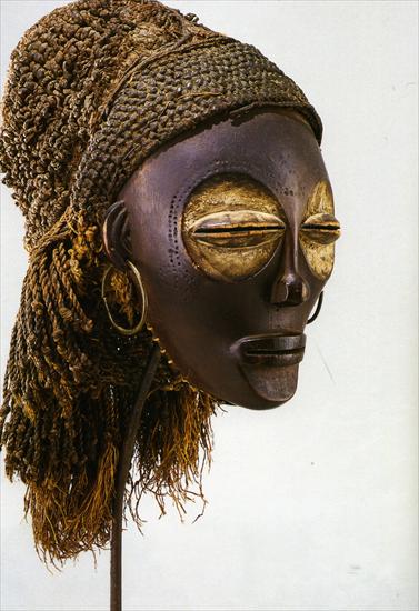 Art Africain - 1801-1900 Masque Tshokwe, bois, fibres, rotin, Angola Mask Tshokwe, wood, fibers, cane, Angola.jpg
