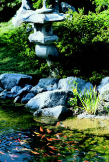 Oczka kaskady ogrody - japonska-latarnia.jpg