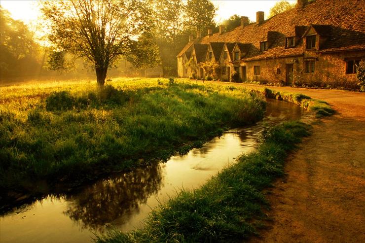 Widoki - Morning Mist, Arlington Row, Bibury, Gloucestershire, England.jpg