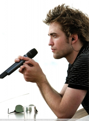 Robert Pattinson - normal_magestic_190.jpg