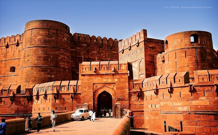 Architektura - Red Fort in Agra - India Lahore Gate.jpg