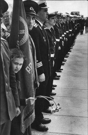 XIX-XX - Florilge... -  1973 Henri Cartier-Bresson Commmoration de la victoire contre les nazis Lningrad.jpg