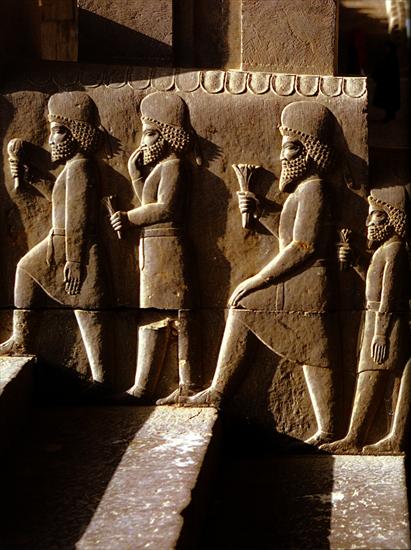 Persia Antique - relief figurant des Medes sur lescalier menant vers le Tripylon, Persepolis.jpg