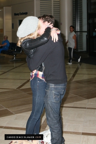 Candice w Los Ang... - New-Old-Candid-update-Candice-at-LAX-with-Tyler-Shields-candice-accola-25414449-333-500.jpg