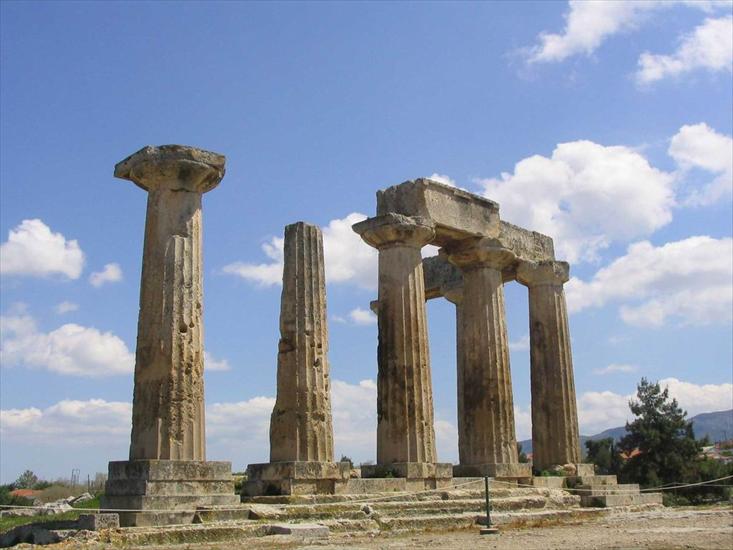 Grecja - Korinthos - Temple of Apollo 002.jpg